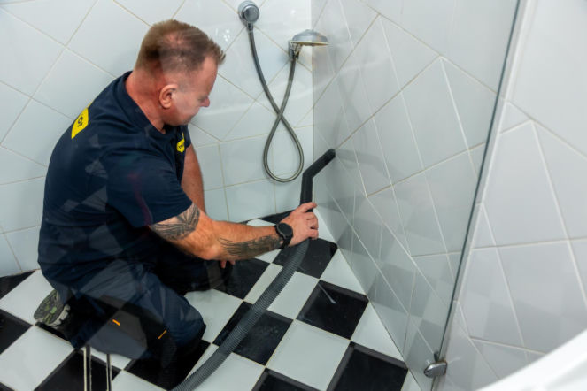 Jak poprawnie usunąć starą fugę i silikon oraz nałożyć nowy? Murator Remontuje