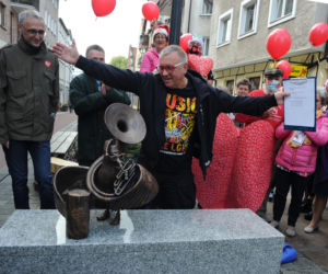Jerzy Owsiak odłonił w Kołobrzegu figurkę poświęconą WOŚP