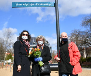 W Sopocie odsłonięto tablicę poświęconą ks. Janowi Kaczkowskiemu