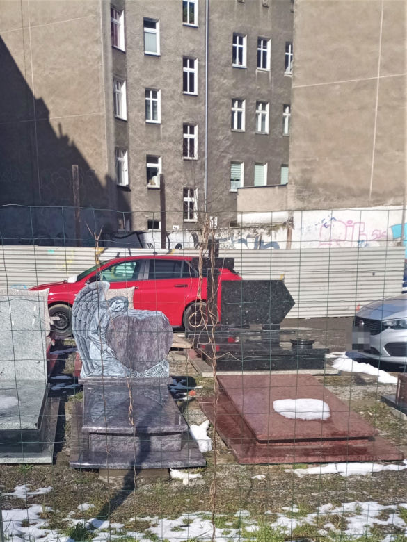 Wystawa nagrobków straszy w centrum Szczecina