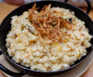 Lepsze niż mac and cheese! Te alpejskie kluski z serem i chrupiącą cebulką to hit