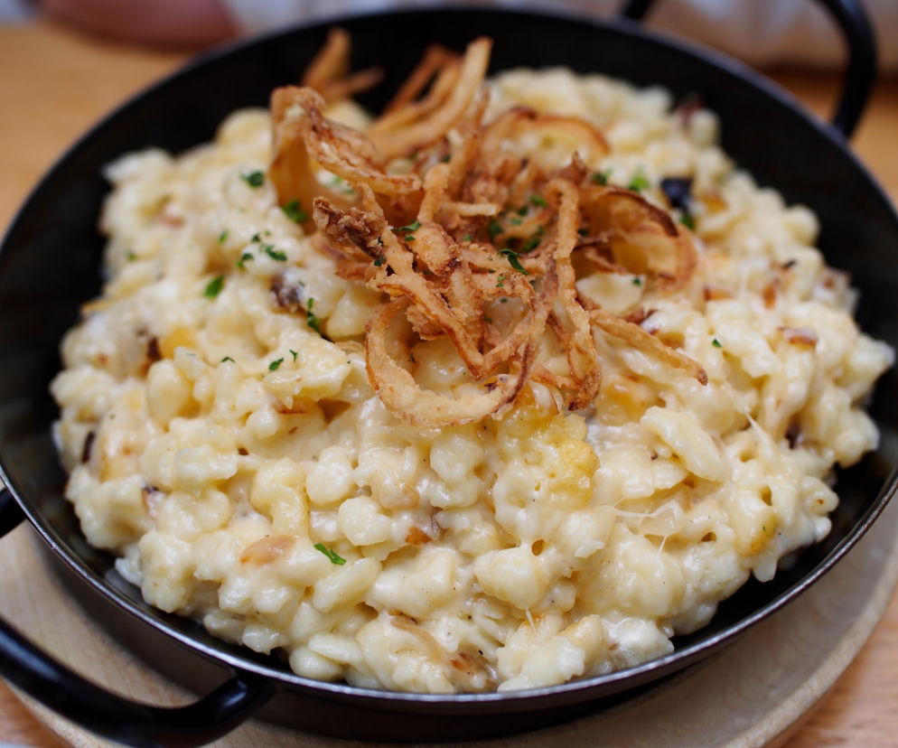Lepsze niż mac and cheese! Te alpejskie kluski z serem i chrupiącą cebulką to hit