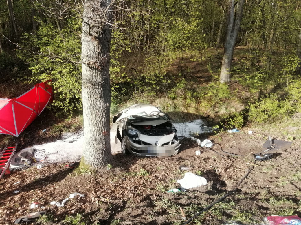 Nie żyją dwie osoby! Ich renault ROZTRZASKAŁO się o drzewo na DK 62 pod Wyszkowem [ZDJĘCIA]