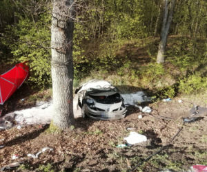 Nie żyją dwie osoby! Ich renault ROZTRZASKAŁO się o drzewo na DK 62 pod Wyszkowem [ZDJĘCIA]