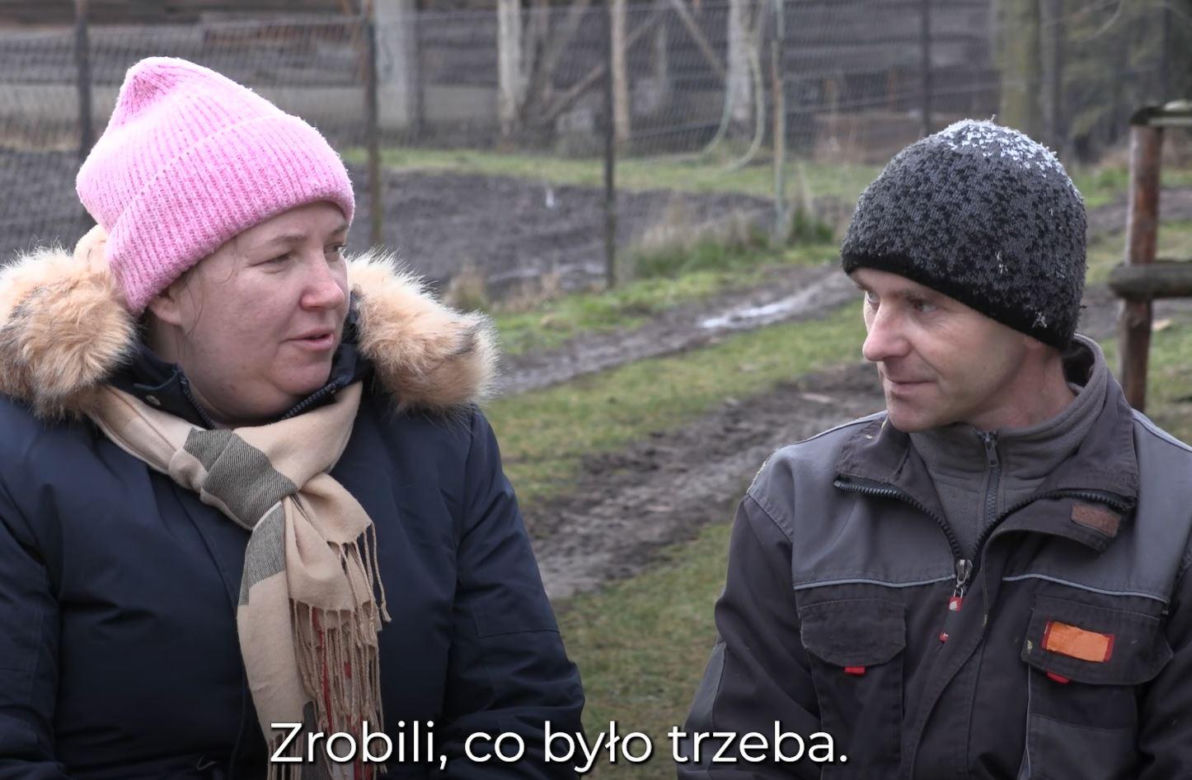 Rolnicy. Podlasie. Gienek i Sławek pomagają Paulinie zrobić pokrywę studni