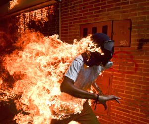 Zwycięzca Grand Prix konkursu World Press Photo 2019 Człowiek w Ogniu