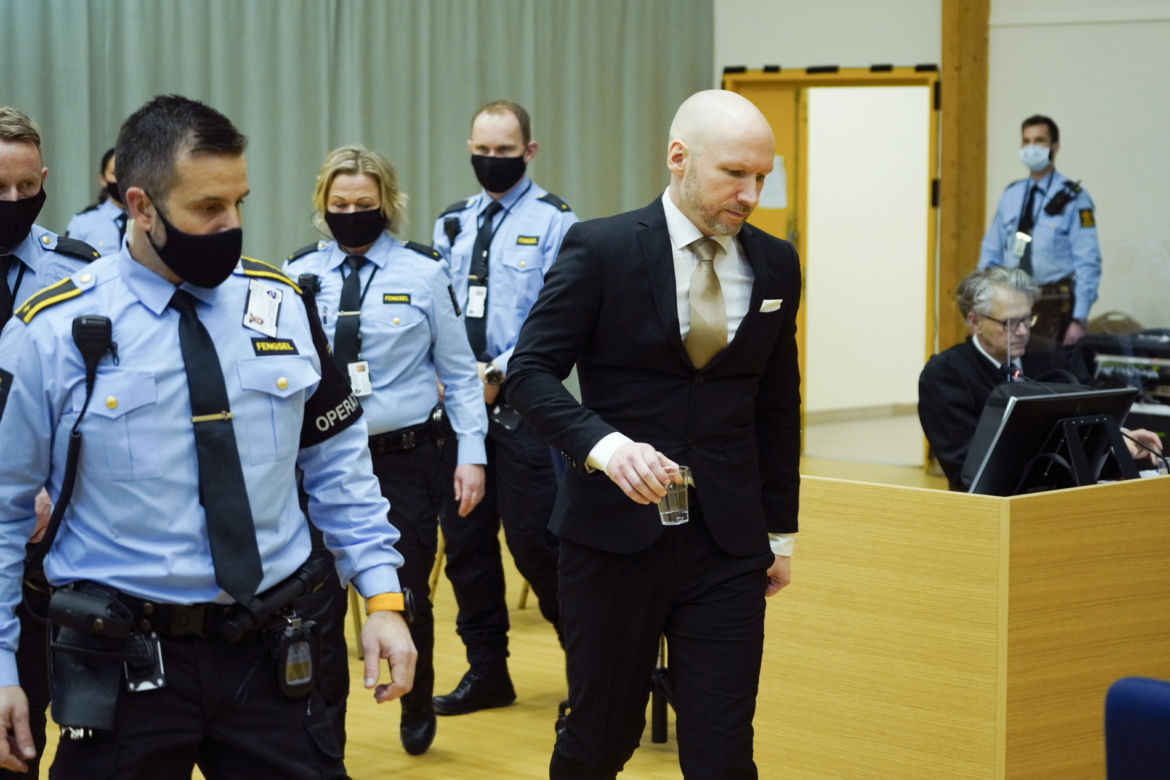 Breivik chce szybciej wyjść z więzienia. Jego ojciec: "Szkoda, że mnie też nie zabił"