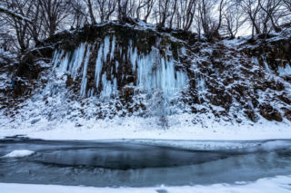 To miejsce szczególnie zachwyca zimą. Jedną z atrakcji jest zamarznięty wodospad 