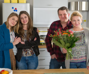 Na Wspólnej odcinek 2274. Ola (Marta Wierzbicka), Klaudia (Julia Trembecka), Danuta (Lucyna Malec), Marek (Grzegorz Gzyl)