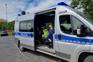 Łódź. Pijany rąbnął w radiowóz na środku skrzyżowania. Ocknął się, jak usłyszał huk