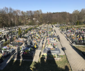 Ten cmentarz na Śląsku jest otwarty. Mieszkańcy odwiedzają groby bliskich