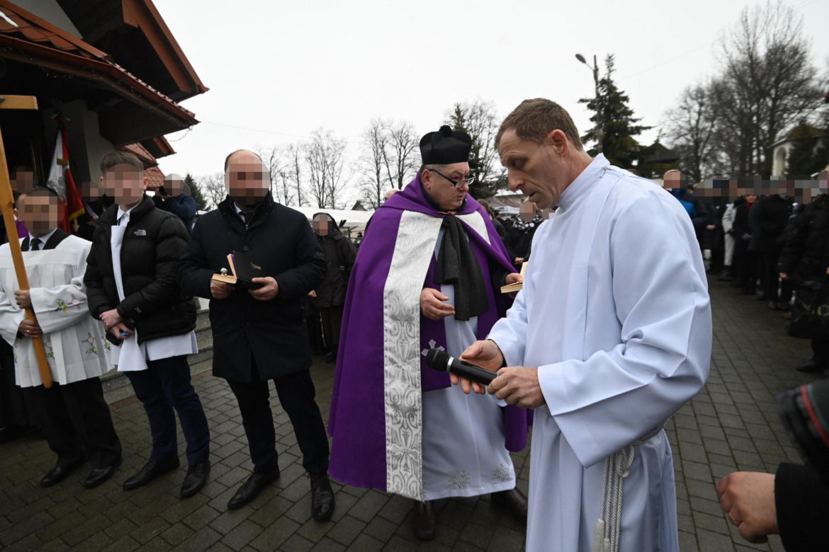 Pogrzeb ks. Isakowicza-Zaleskiego. Tak żegnają zmarłego kapłana