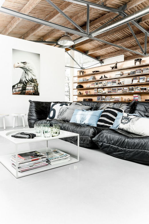 Mięsista sofa w lofcie