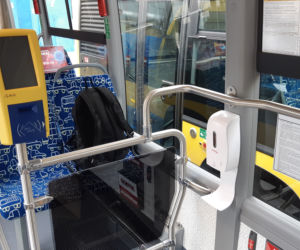 Dezynfekcja rąk w autobusie