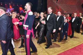 XIV Marszałkowski Bal Dobroczynny w CKK Jordanki. Zdjęcia ze środka. Efektowne kreacje VIP-ów