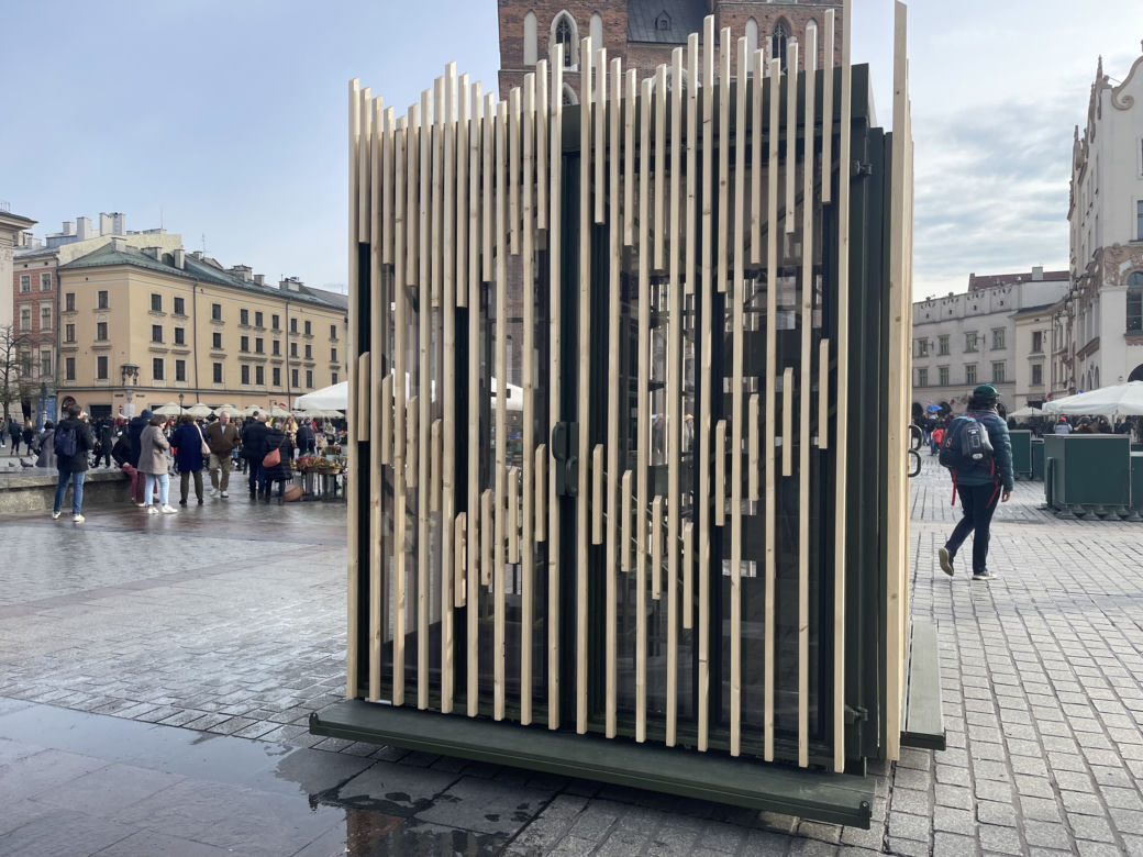 Kwiaciarki mają nowe stoisko na Rynku. Zdania są podzielone