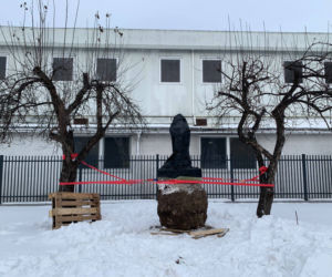 Olsztyn: Słynna rzeźba zniknęła sprzed dawnego hotelu. Co się z nią stało? [ZDJĘCIA]