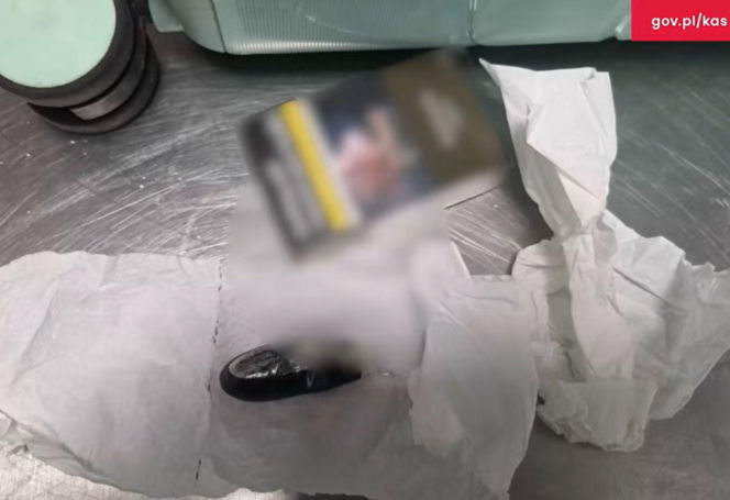 Zatrzymano 40-latka, który przemycał kokainę w swoim organizmie. Mężczyzna wpadł na lotnisku w Gdańsku