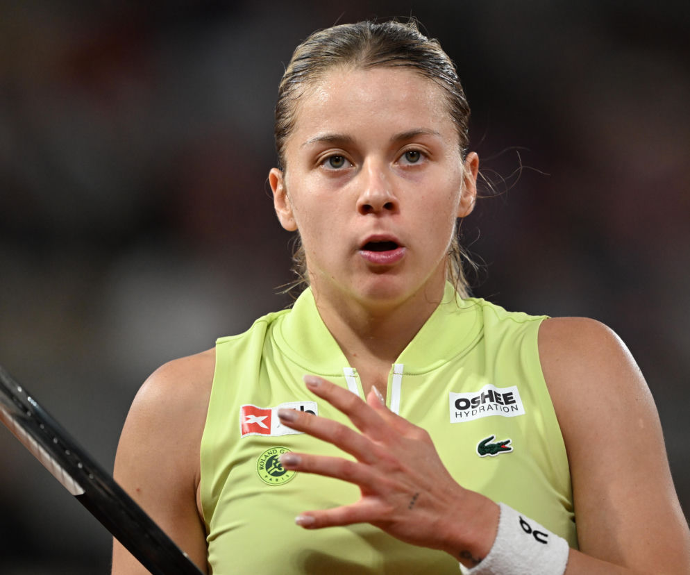 Tenisistka Maja Chwalińska w limonkowym stroju sportowym. O jej meczu w turnieju WTA Toronto przeczytasz na SE Supersport.