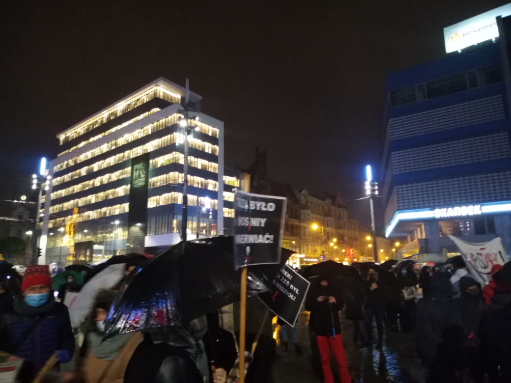 Wojedzówki strajk kobiet w Katowicach. Gigantyczne tłumy na rynku. "To jest WOJNA" [ZDJĘCIA]