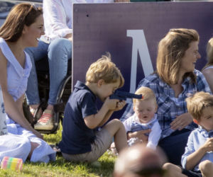 Wiemy co księżna Kate nosi w torebce