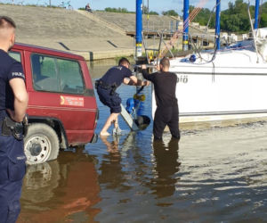 Akcja ratunkowa na Wiśle w Toruniu. Wodniacy ocalili załogę jachtu!