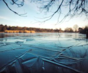 Wędkarze na zamarzniętym zalewie Blewązka. Policja ostrzega przed wchodzeniem na lód