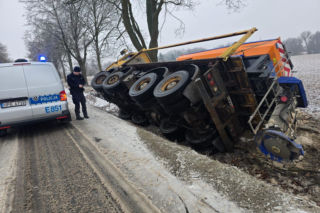Pługopiaskarka wylądowała w rowie. Trudne warunki na drogach w powiecie wschowskim [ZDJĘCIA]