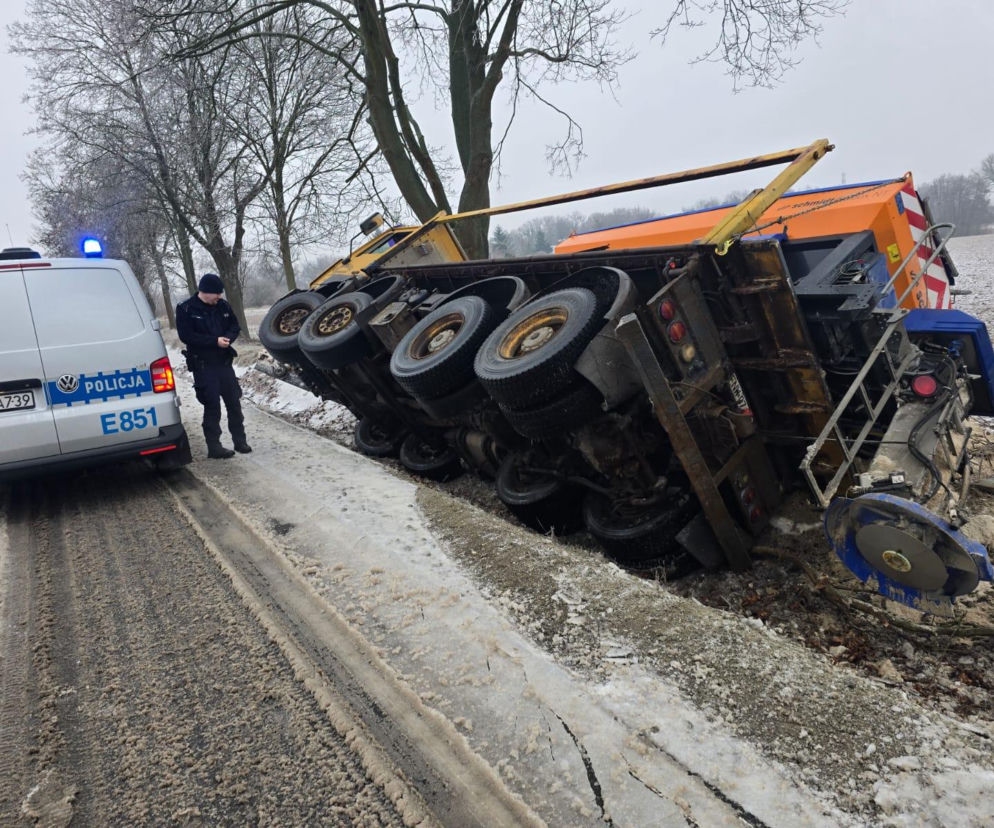 Pługopiaskarka wylądowała w rowie