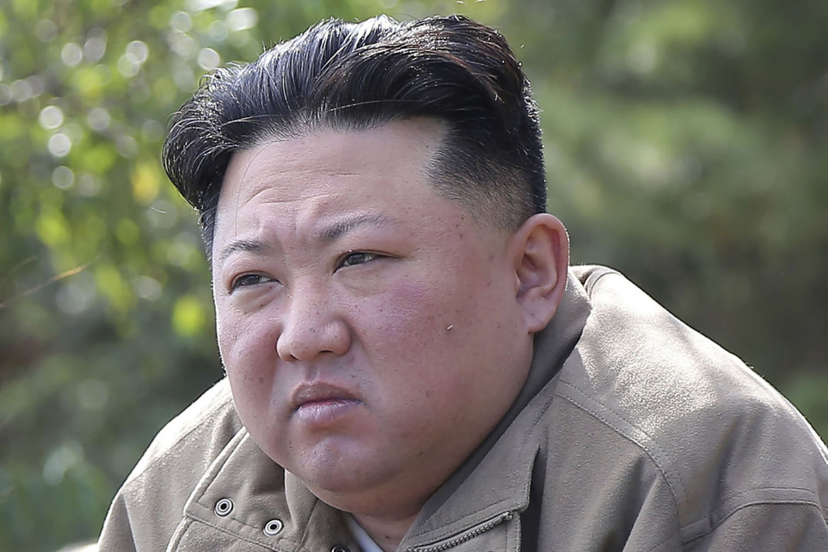  Kim Dzong Un zmienia stylówkę! Drwinom nie ma końca. "Jak influenserka na wakacjach"