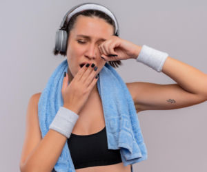 Ziewasz na siłowni w trakcie ćwiczeń? To ważny sygnał od mózgu. Pomaga utrzymać wydajność