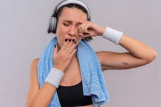 Ziewasz na siłowni w trakcie ćwiczeń? To ważny sygnał od mózgu. Pomaga utrzymać wydajność