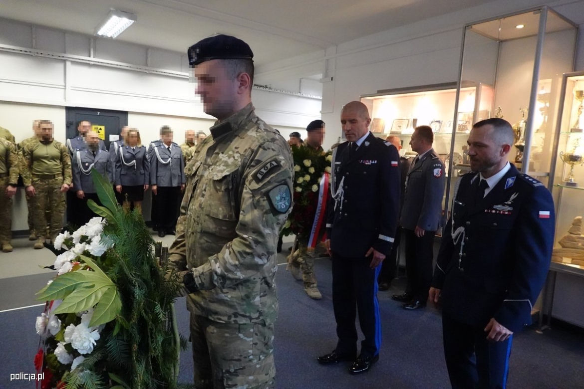 Policjanci opłakują śmierć antyterrorysty. Zginął w wybuchu na stacji paliw na Pradze