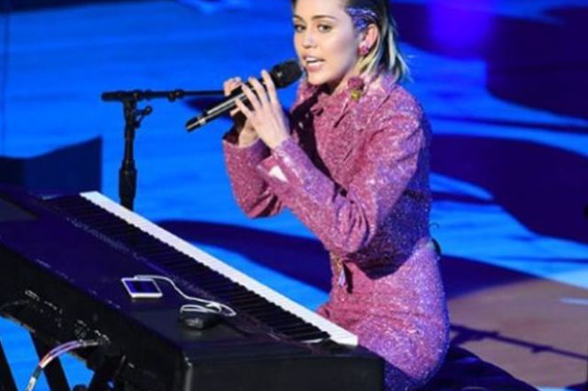 Miley Cyrus - wpadka na koncercie charytatywnym 