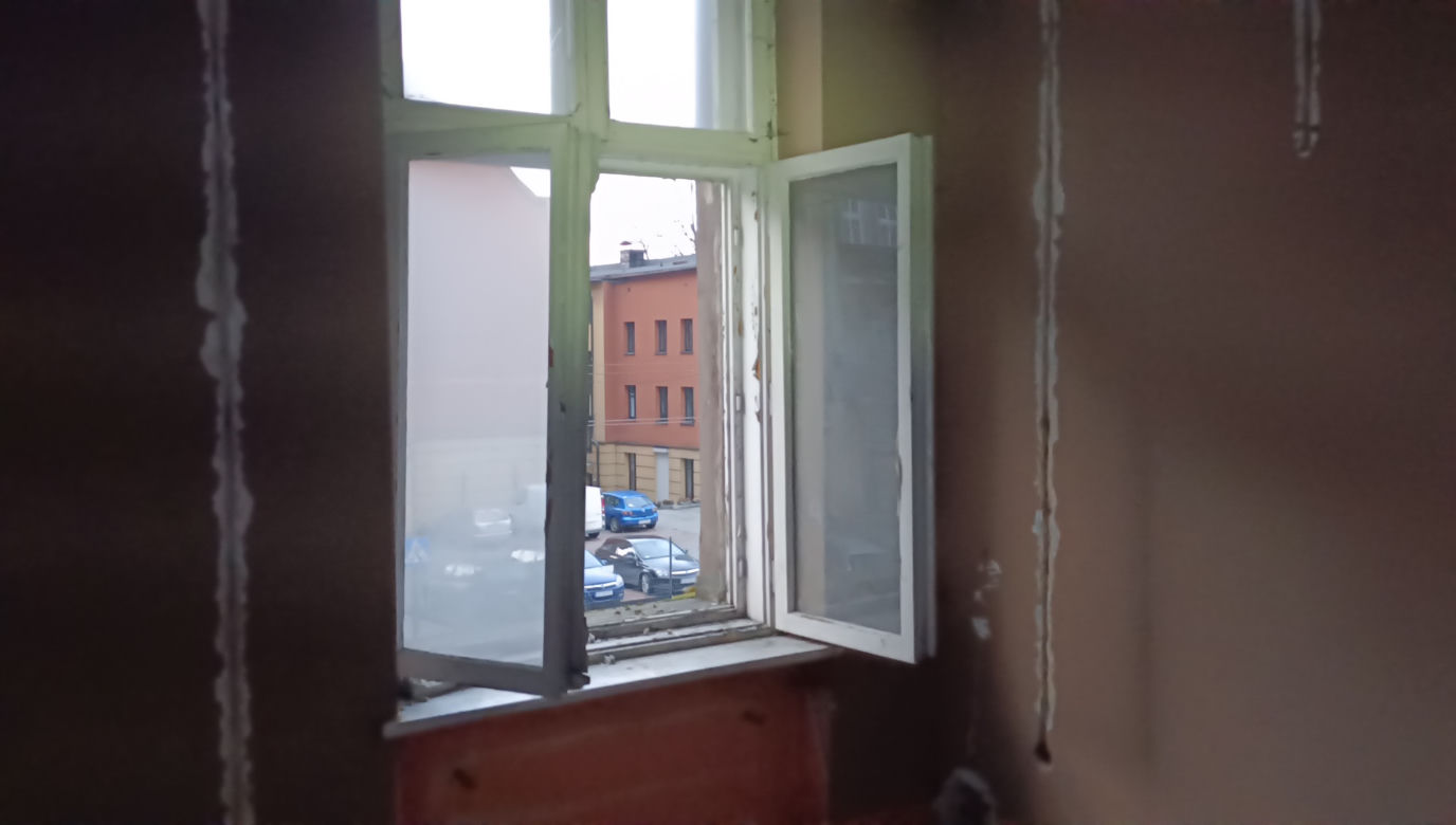 Opuszczona kamienica w centrum Chorzowa. Kto w niej mieszka?