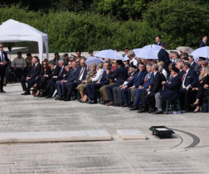 Prezydent RP Karol Nawrocki i pierwsza dama Marta Nawrocka podczas polowej mszy świętej na Polskim Cmentarzu Wojennym pod Monte Cassino