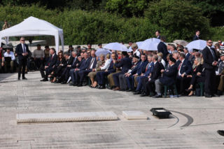 Prezydent RP Karol Nawrocki i pierwsza dama Marta Nawrocka podczas polowej mszy świętej na Polskim Cmentarzu Wojennym pod Monte Cassino