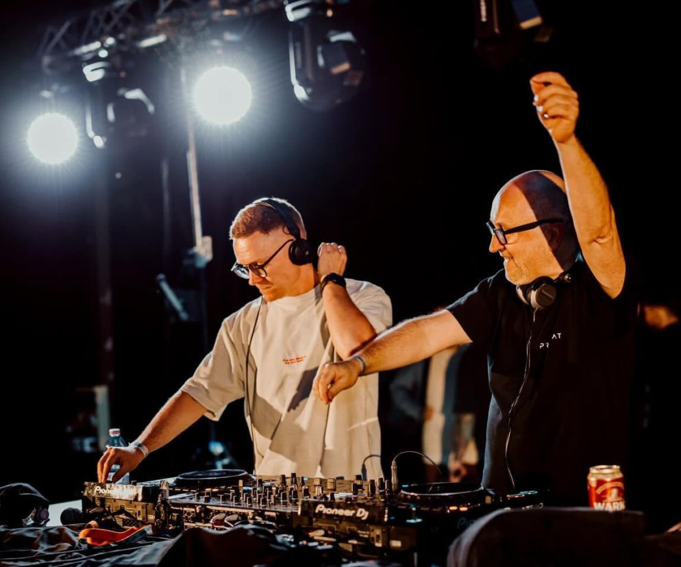Dwaj DJ-e przy konsoli miksują muzykę podczas festiwalu Fortoza. O szczegółach imprezy przeczytasz na Eska Grudziądz.