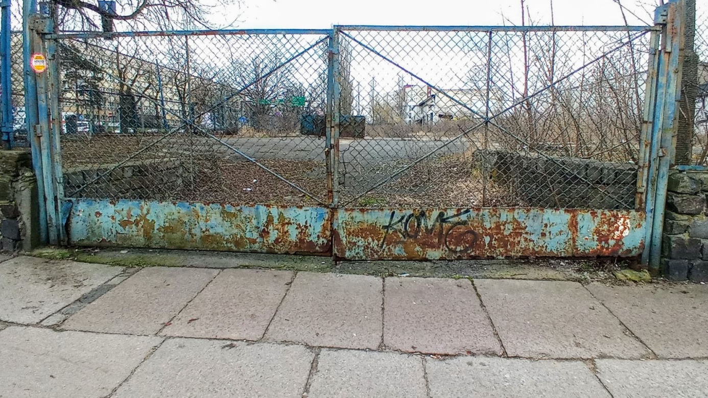 Niebezpieczny pustostan straszy w centrum Szczecina