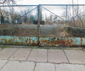 Niebezpieczny pustostan straszy w centrum Szczecina