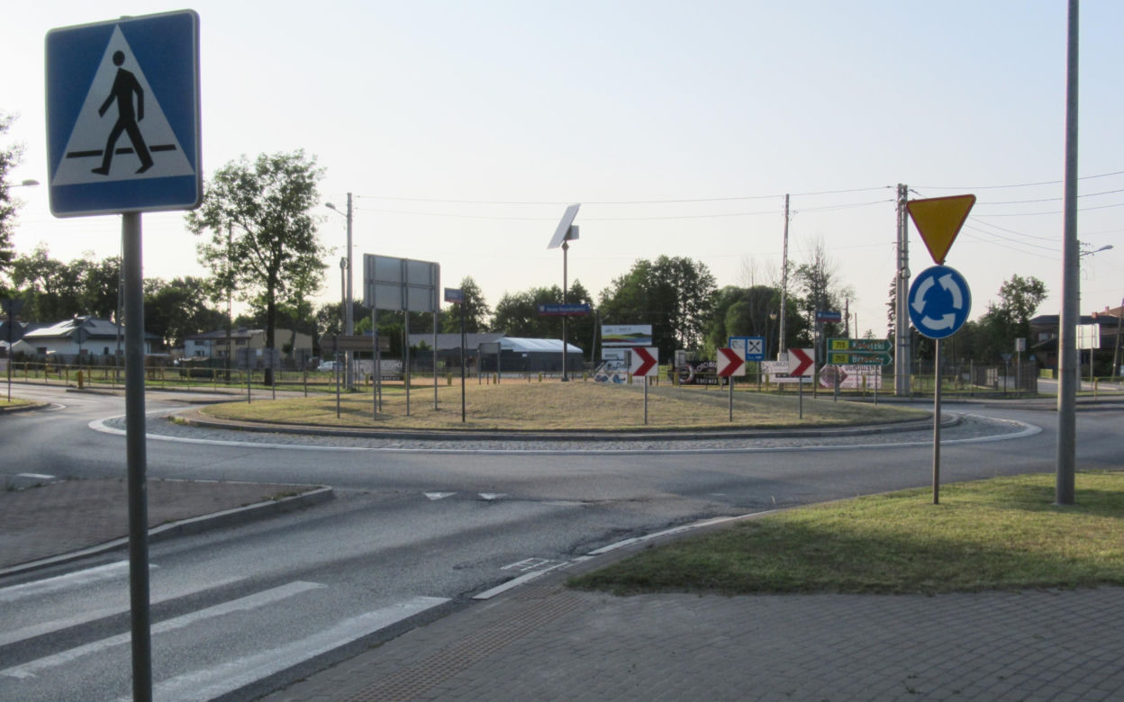 To jedno z najpiękniejszych miast województwa łódzkiego. Leży blisko słynnego Tomaszowa