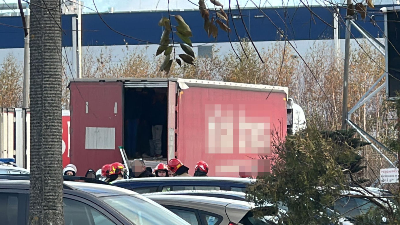 Ciężarówka wypełniona nielegalnymi imigrantami. „Kierowca wezwał służby”****