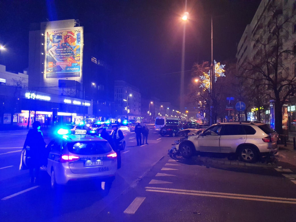 Zderzenie BMW z taksówką na Marszałkowskiej