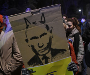 Transparenty na antyrosyjskich protestach