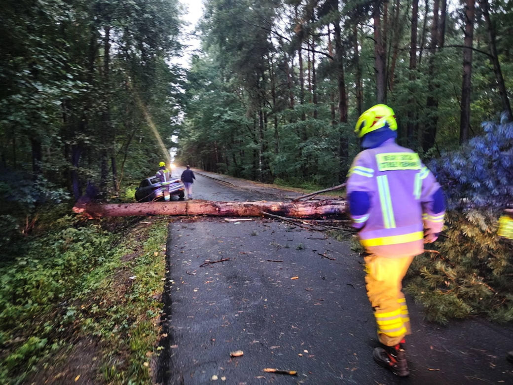 Burze nad Polską. Setki interwencji, tysiące domów bez prądu. IMGW ostrzega. Gdzie będzie najgorzej?