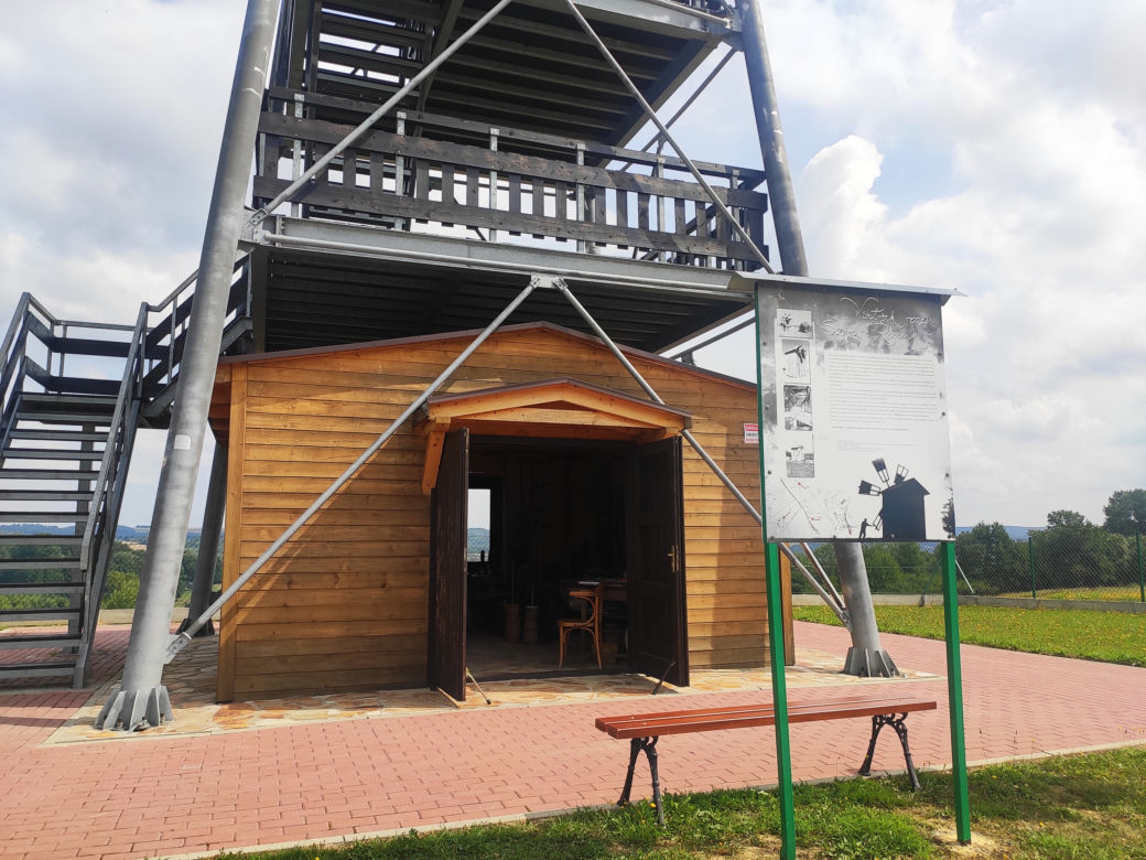 Różanka. Wieża widokowa i zabytkowy wiatrak [GALERIA]  