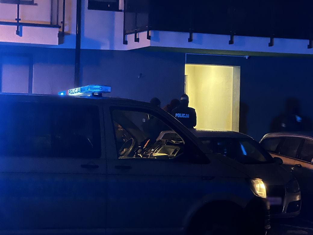 Makabra w Nowym Dworze Mazowieckim. Zwłoki 47-latka leżały przed wejściem do bloku!