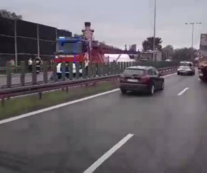 Groźny wypadek na A4 w Krakowie: Przewróciła się cysterna z cementem [ZDJĘCIA]