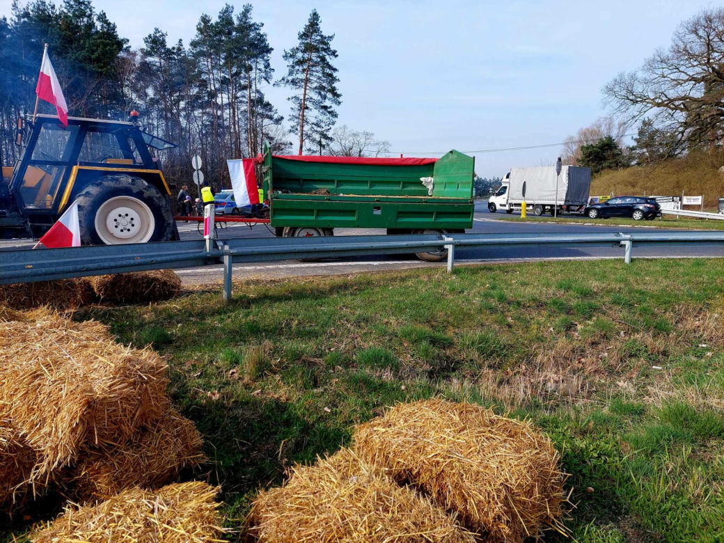 Totalna blokada DK 80 pod Bydgoszczą. Duże utrudnienia dla kierowców. Rolnicy ustawili barykadę, palą drewno, organizują pogrzeb [ZDJĘCIA]