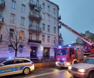 Fragment balkonu oderwał się na Pradze